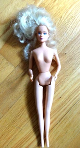 BAMBOLA KIDS KORE KELSEY SORELLA MAGGIORE BARBIE CLONE 1997 11,5" CLICK BEND GINOCCHIA BLU - Foto 1 di 17