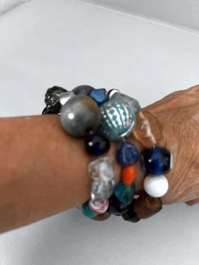 Brazalete envolvente de 2" de ancho con cuentas multicolores en alambre de memoria por Scrap Ditty - Imagen 1 de 3