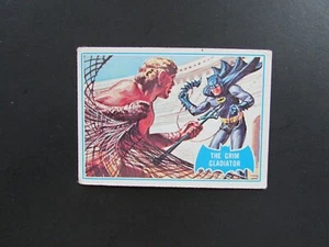 1966 Topps Batman Blue Bat Cowl Card #7b The Grim Gladiator L1 - Imagen 1 de 3