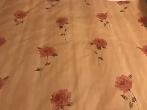 Renommierte Stoffe ""Vintage Sisley"" Buttercotch & purpurrote Blumenmuster 128 cm x 1/2 M - Bild 1 von 3