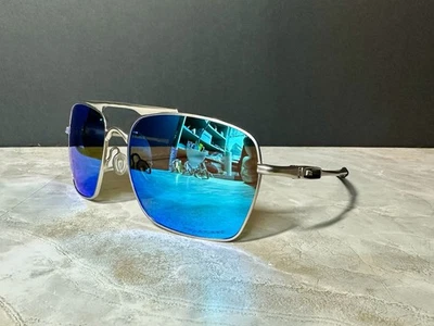 Gafas de sol polarizadas Oakley Deviation plateadas/azules con estuche incluido Foto 1 de 4