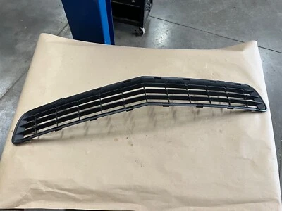 2010-2013 Chevrolet Camaro SS Front Bumper Lower Grille "GM" - OEM - Imagem 1 de 4