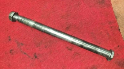 YZ490 YAMAHA 1982 (ЛОТ 2) ЗАДНИЙ КОЛЕСНЫЙ МОСТ И ГАЙКА - Изображение 1 из 3