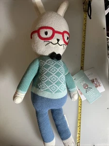 Kuschel + Kind Benedikt Junge Hase Kaninchen rote Brille Strick Plüsch Stofftier 16"? - Bild 1 von 8