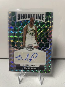 2024-25 Panini Mosaic - Firme Showtime Shawn Kemp #SS-KMP (AU) Auto - Foto 1 di 2