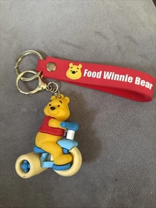 Portachiavi Winnie The Pooh su un triciclo in gomma e metallo Disney - Foto 1 di 2