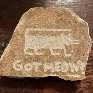 Stone Cat “petroglyph” With Inscription “Got Meow?” - Imagen 1 de 6