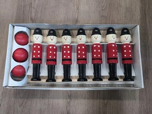 Vintage Holzspielzeug Soldaten - 7 Pin Kegel Ball Spiel Set - Bild 1 von 1