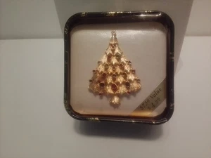 Vtg Christmas Tree Brooch Gold Tone W/Tiny MultiColored Jewels New In Box - Picture 1 of 3