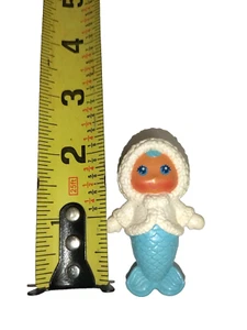 Vintage 1983 Kenner Sea Wees Mermaid Baby CGB white coat \blue 2.5 Cake Topper - Picture 1 of 3