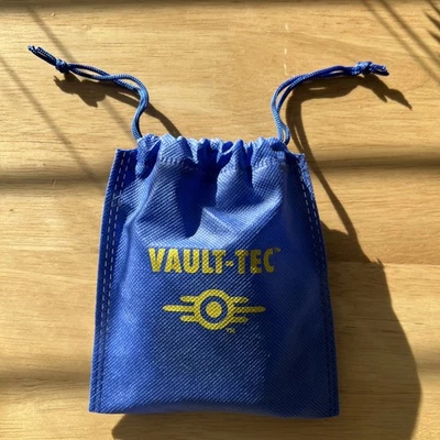 Fallout Jones Soda Vault-Tec Открывалка для Бутылок Магнит и Сумка - Эксклюзив Costco - Изображение 1 из 4