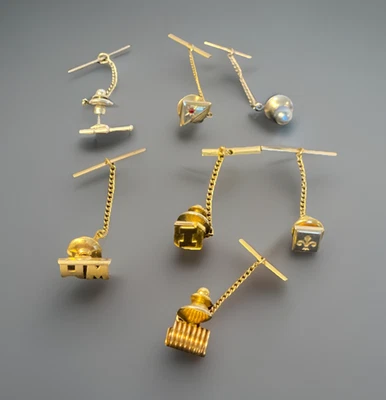 Lote de 7 tachuelas de corbata vintage alfileres de solapa tono dorado y plateado estilos mixtos Estate Foto 1 de 4