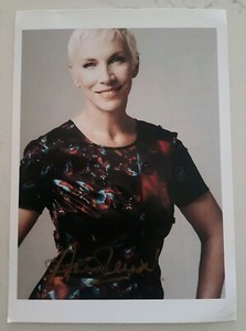 ANNIE LENNOX EURYTHMICS SIGNED IN PERSON 8 x 6 Inch PROMO CARD SWEET DREAMS