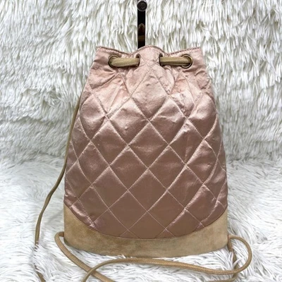 Рюкзак на шнурке с розовым бежевым логотипом CHANEL атласный жемчуг замша W25xH29,5xD1,5 см - Изображение 1 из 4