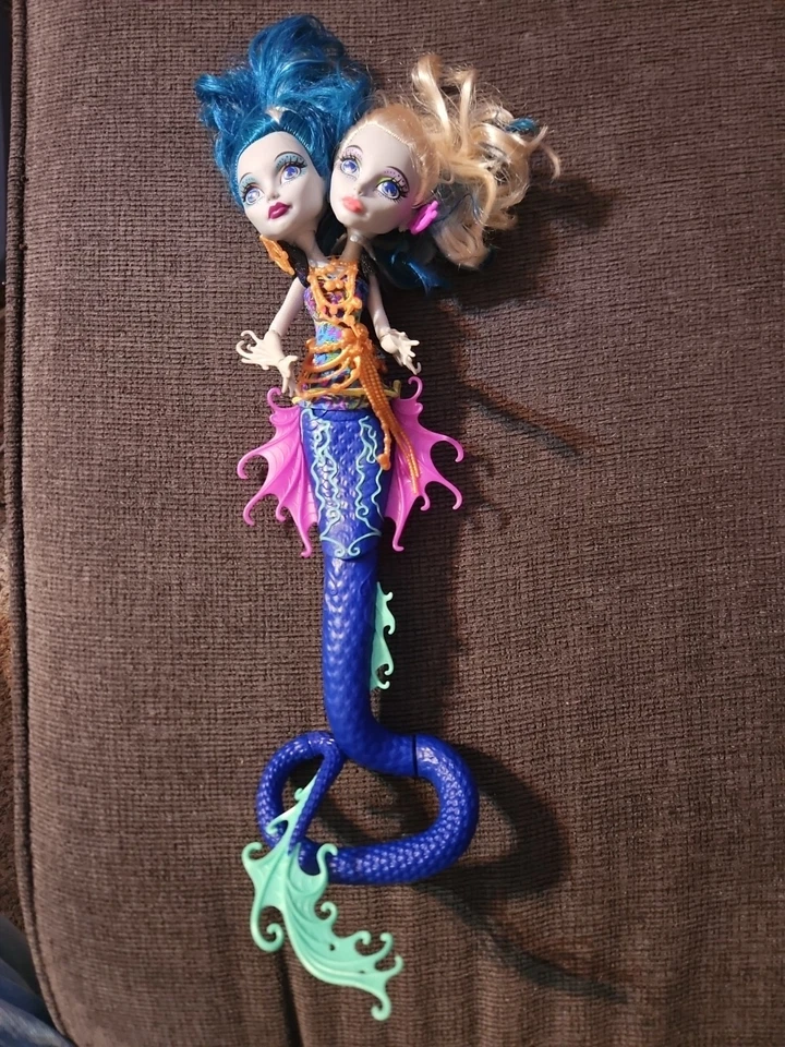 Muñeca Monster High Peri y Pearl Serpentine de 2 cabezas brilla en la oscuridad Foto 1 de 1