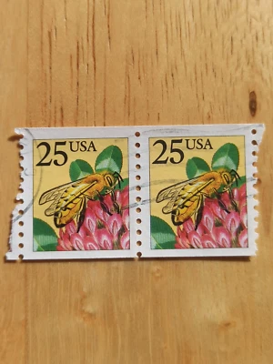 United States Postage, Bee on a flower, USA 25 two stamps Foto 1 de 4