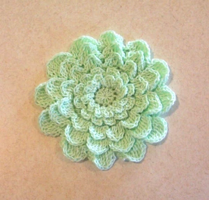 Crocheted Mint Green 5-Layered Mum Flower Applique Large Sewing - Imagen 1 de 2