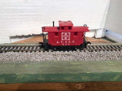 HO Scale 22’ Vintage AT&SF Steam Era Caboose (24-073) - Image 1 of 4