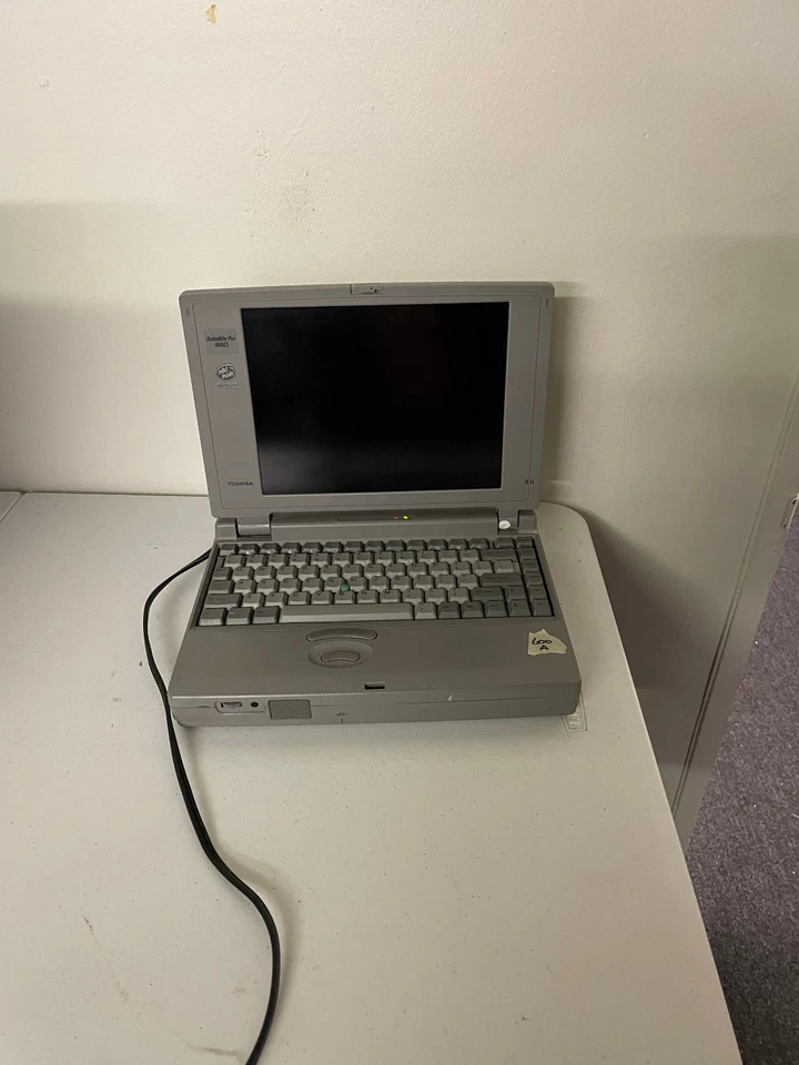 Vintage Toshiba Satellite Pro 400CS  11.3"  Sees Power, Parts Only #600A - Image 1 of 4
