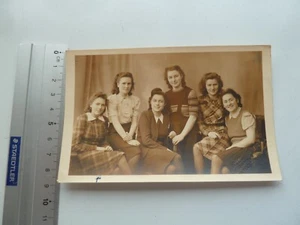 Altes Foto. Gruppenporträt von Mädchen. 30-50? - Bild 1 von 2