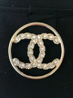 CHANEL 2019 TONO DORADO LOGOTIPO CC CRISTALES BLANCOS BROCHE REDONDO PRENDEDOR ENCANTO NUEVO Foto 1 de 4