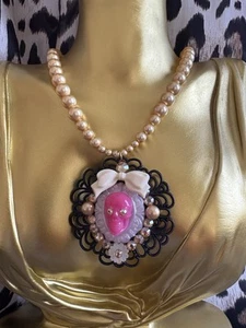 Tarina Tarantino Vintage Pink Lucite Skull Swarovski Cream Glass Pearl Necklace - Picture 1 of 13