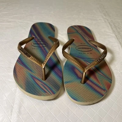 Chanclas Havaiana’s para mujer 7/8 delgadas iridiscentes doradas con plantilla multicolor Foto 1 de 3