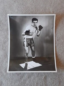 Fotografía real vintage de 1930 o 1940 deporte boxeo boxeador hombre en guantes - Imagen 1 de 5