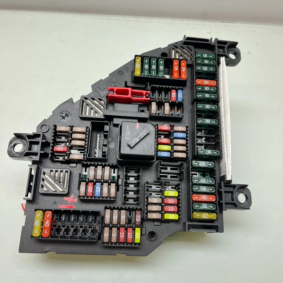 Con carcasa de caja de fusibles relé de distribución de energía 535i BMW Serie 5 F10 F11 9234423 Foto 1 de 4