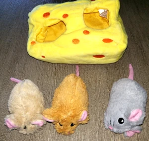 PLÜSCH KÄSEKEIL KÄTZCHEN KATZENSPIELZEUG MIT DREI WEICHEN MÄUSEN MAUS KATZE MÄNNLICH WEIBLICH - Bild 1 von 1