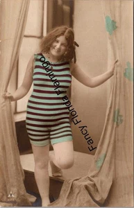 Antike deutsche Postkarte — Edwardianische Badeschönheit im gestreiften Badeanzug - Bild 1 von 4