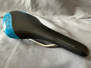 Vintage Fi’zi:k Antares R5 Rennrad Sattel schwarz/türkis GUT 214g Cro-Mo Schienen Fahrrad Bike - Bild 1 von 8