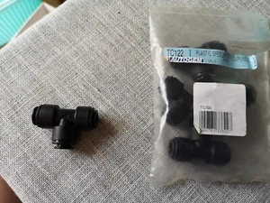 Confezione 5 connettori a 'T' in plastica velocità adatti per tubo da 8 mm. - Foto 1 di 1