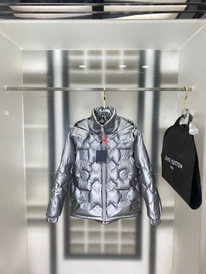 Chaqueta acolchada Louis Vuitton plateada con monograma en relieve plumón de ganso cuello alto Run Foto 1 de 4