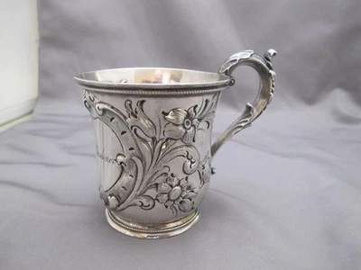 Good STEBBINS & CO Moneda Nueva York Plata TAZA INFANTIL-Repousse Floral Foto 1 de 4