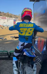 Calcomanía de vinilo de pared Haiden Deegan Supercross tiro con orificio (respaldo adhesivo extraíble) - Imagen 1 de 7