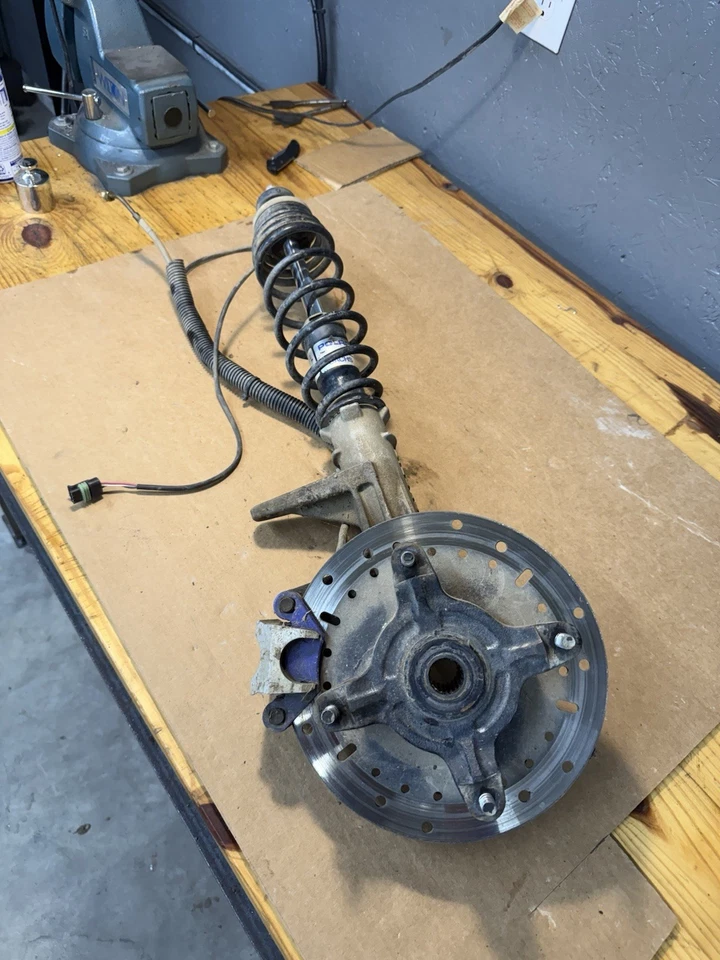 Polaris Sportsman 700 2003 conjunto de puntal/buje delantero derecho Foto 1 de 4