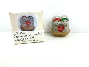 Hallmark Merry Miniatures Squirrels 1st Christmas in Nutshell 1992 - Imagen 1 de 7