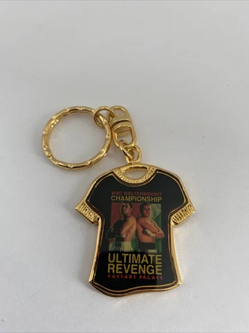 OSCAR DE LA HOYA Vs.JULIO CESAR CHAVEZ GOLD COLOR KEYCHAIN RARE Cover