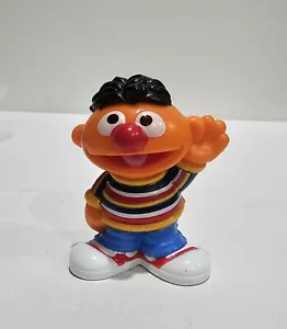 Modellino giocattolo Sesame Street Workshop Ernie alto 3" PVC Hasbro 2010 ricambio/J - Foto 1 di 6