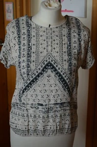 T-Shirt beige mit schwarzem Muster Gr. M von Shana  - Bild 1 von 3