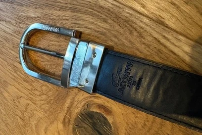 РЕМЕНЬ LACOSTE С ДВУСТОРОННИМ РЕМНЁМ РАЗМЕРА 34, ПРЯЖКА С ЛОГОТИПОМ КОЖА И САРЖА CROC  - Изображение 1 из 3