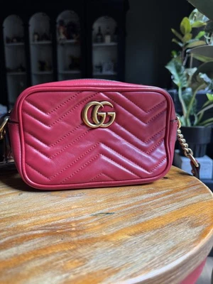 Bolsa tiracolo Gucci GG Marmont mini couro vermelho matelassê com certificado de autenticidade - Imagem 1 de 4