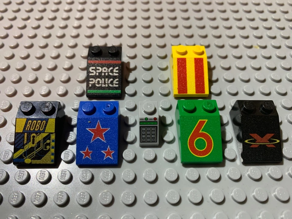 Piezas LEGO 3298 y 3040 (2 piezas) ladrillos inclinados 3x2 y 1x2 con diseños patrones impresos Foto 1 de 1