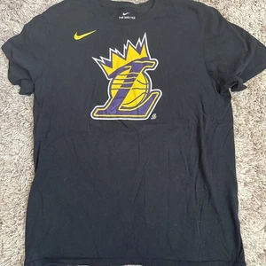 Camisa Los Angeles Lakers Hombres L Púrpura Nike Swoosh Logo Gráfico Estampado Crew Negra - Imagen 1 de 3
