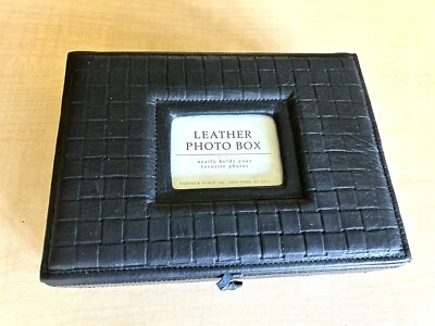 CAJA DE ALMACENAMIENTO DE FOTOS DE CUERO GENUINO 4” X 6”, negra, con textura, Barnes&Noble, nueva Foto 1 de 4