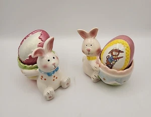 Lote de 2 conejitos de Pascua de cerámica con huevos decorados - Imagen 1 de 14