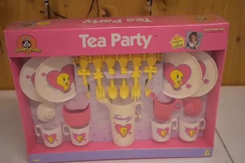 NEW SEALED Tweety Bird Looney Tunes Tea Party Set, by Tootsietoy, 2001 Cover