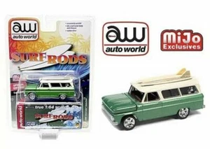 CHEVY SUBURBANO AUTOWORLD 1/64 1965 CON TABLAS DE SURF 2 TONOS BEIGE/VERDE CP7831 - Imagen 1 de 1