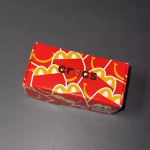 2024 Crocs X McDonald's Niños Happy Meal Caja Diseño Juguete Exhibición Zapato #2 Nuevo en Caja Nuevo - Imagen 1 de 8